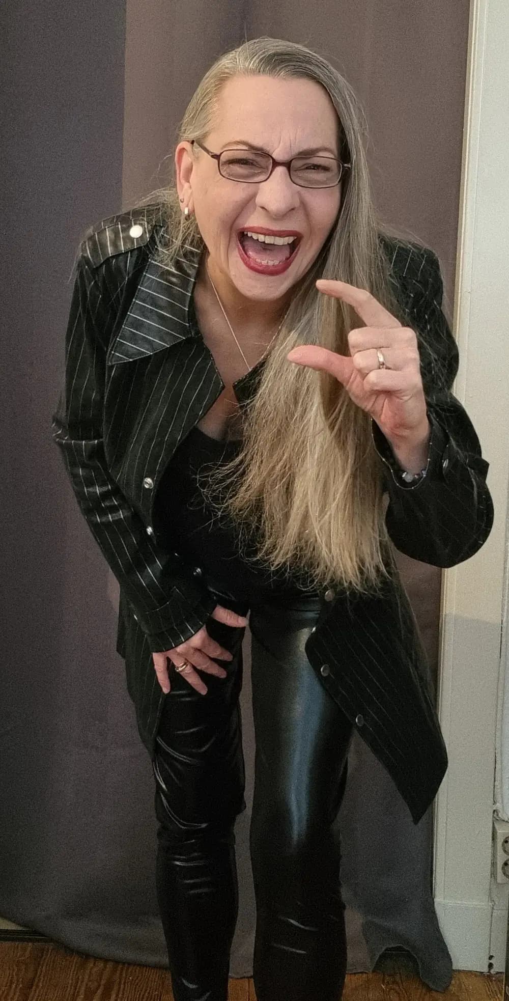 CashLadyVivian - Domina für Telefonerziehung und dominante Telefonate